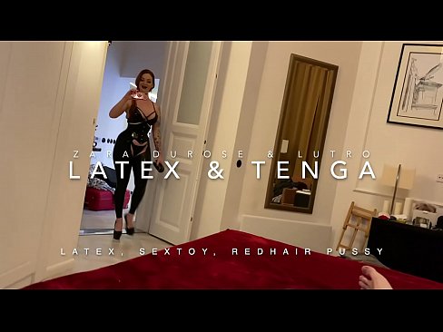 ❤️ Ngoanana e monyane ea nang le hlooho e khubelu ea apereng seaparo sa latex se kentsoeng ke ntate oa bobeli ❤️ ﹏